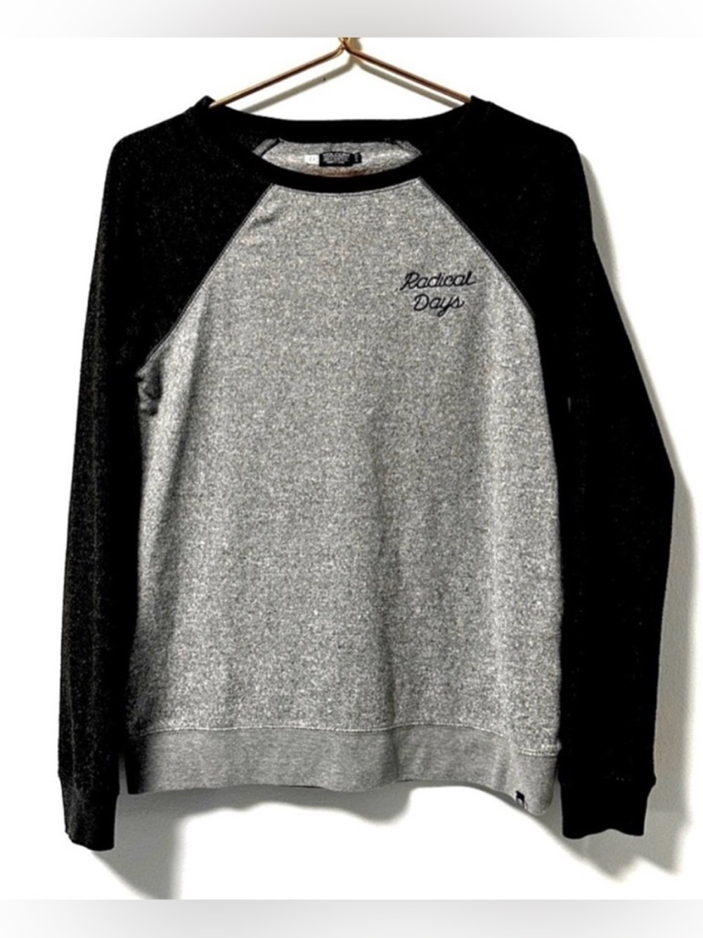 Volcom Radical Days Gray Raglan Fleece Sweatshirt Women’s Size XS Sporty